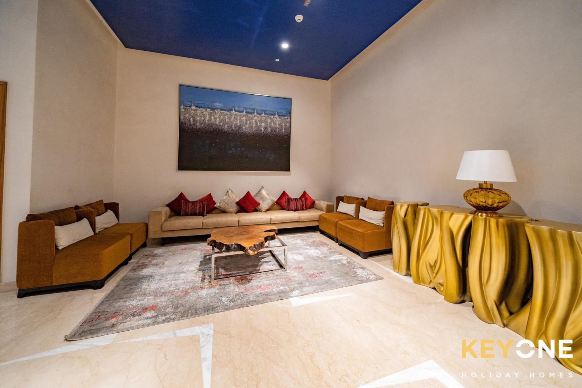 Sleek Studio In Prive With Stunning Canal View Дубай Екстериор снимка
