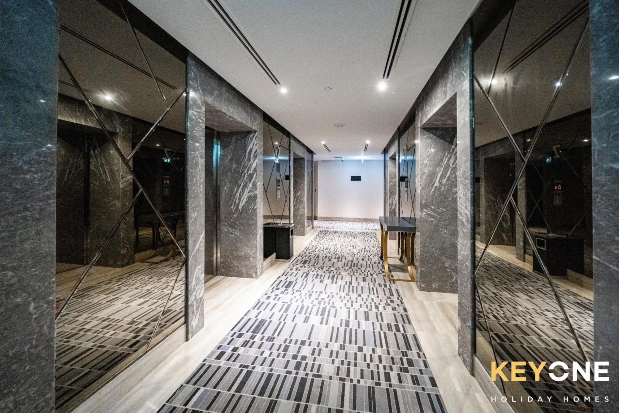 Sleek Studio In Prive With Stunning Canal View Дубай Екстериор снимка