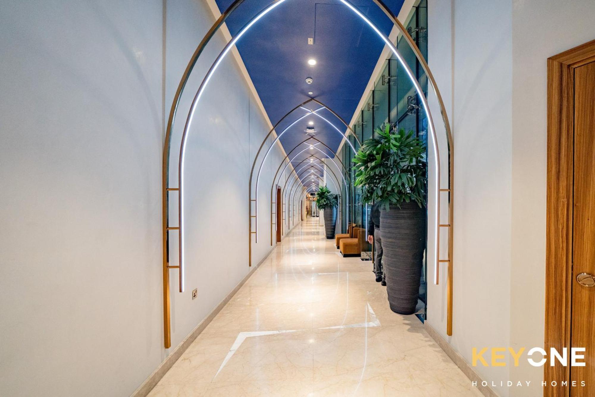 Sleek Studio In Prive With Stunning Canal View Дубай Екстериор снимка