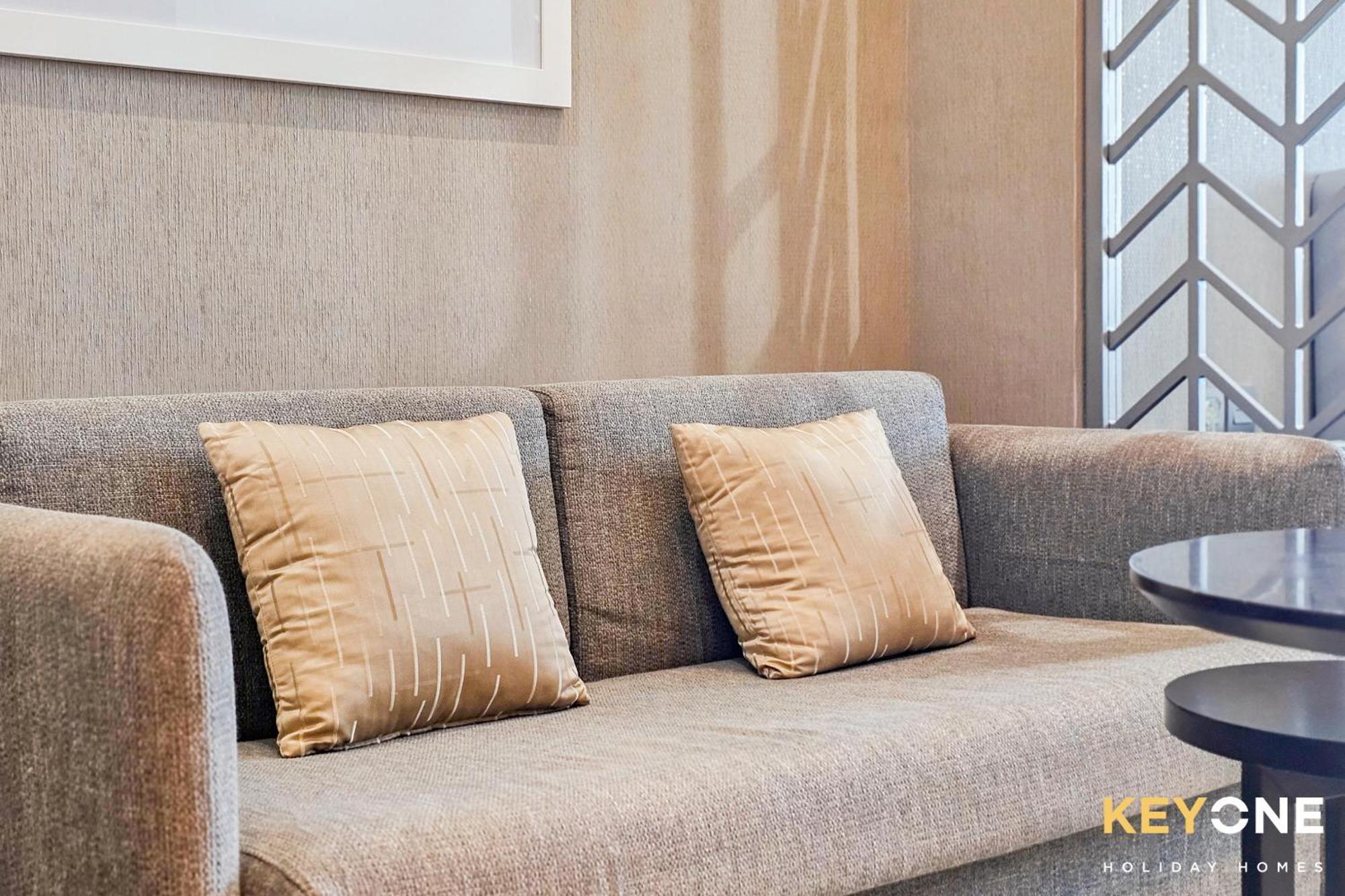 Sleek Studio In Prive With Stunning Canal View Дубай Екстериор снимка