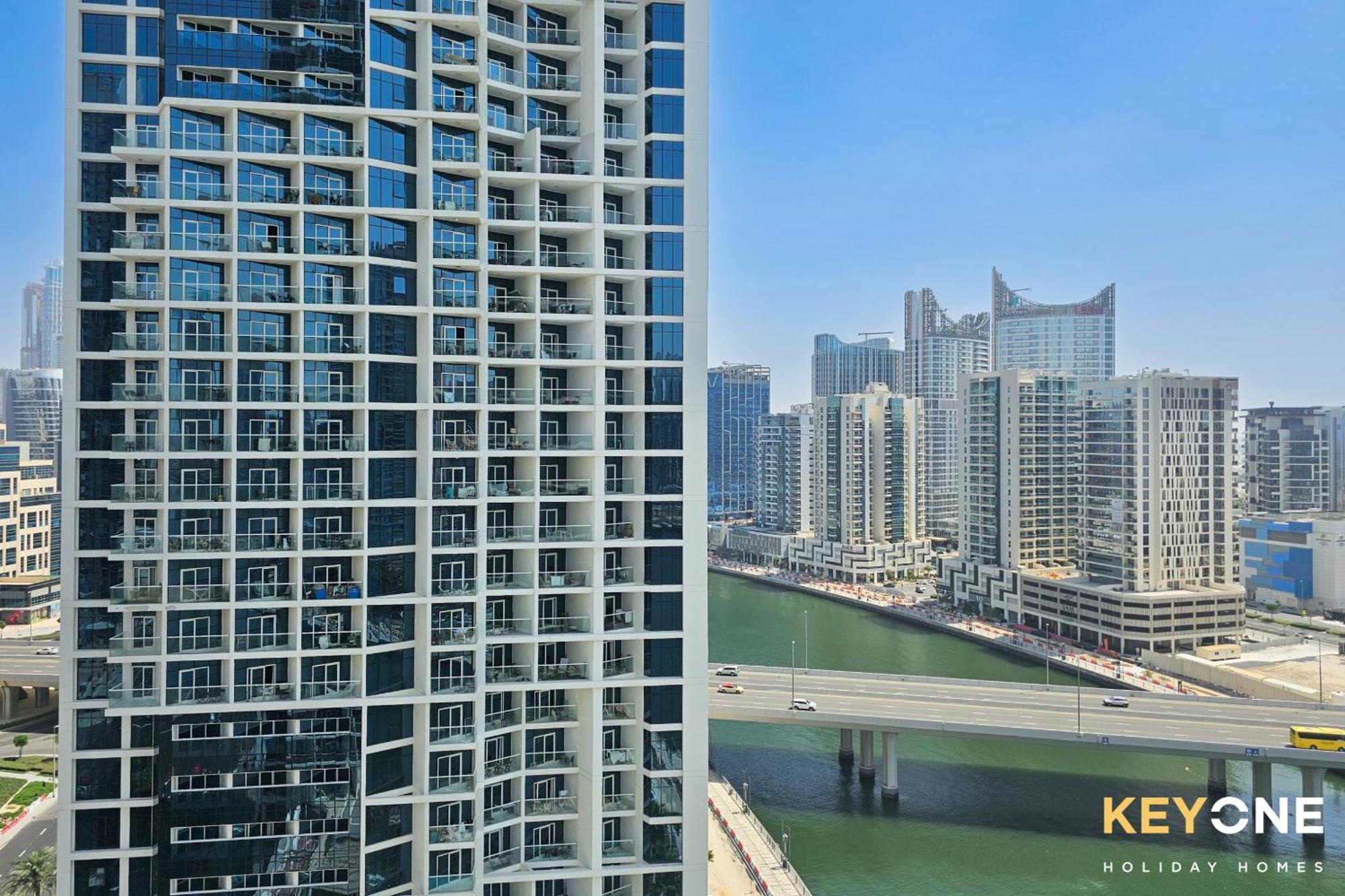Sleek Studio In Prive With Stunning Canal View Дубай Екстериор снимка