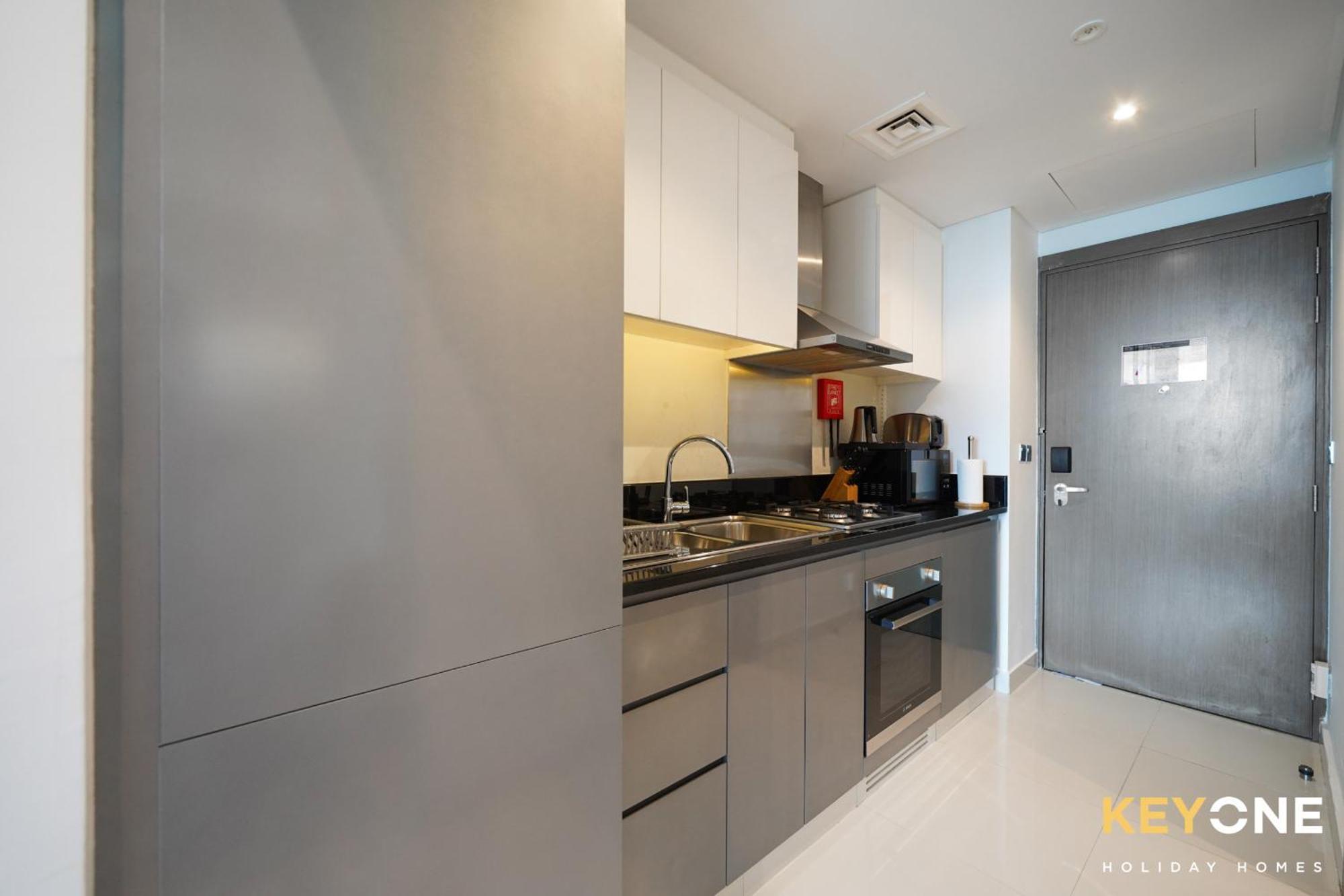 Sleek Studio In Prive With Stunning Canal View Дубай Екстериор снимка