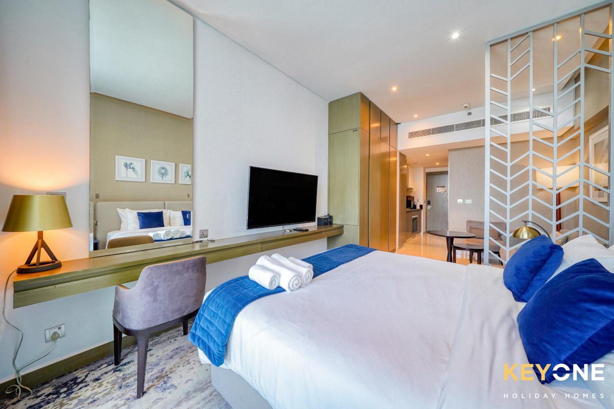 Sleek Studio In Prive With Stunning Canal View Дубай Екстериор снимка