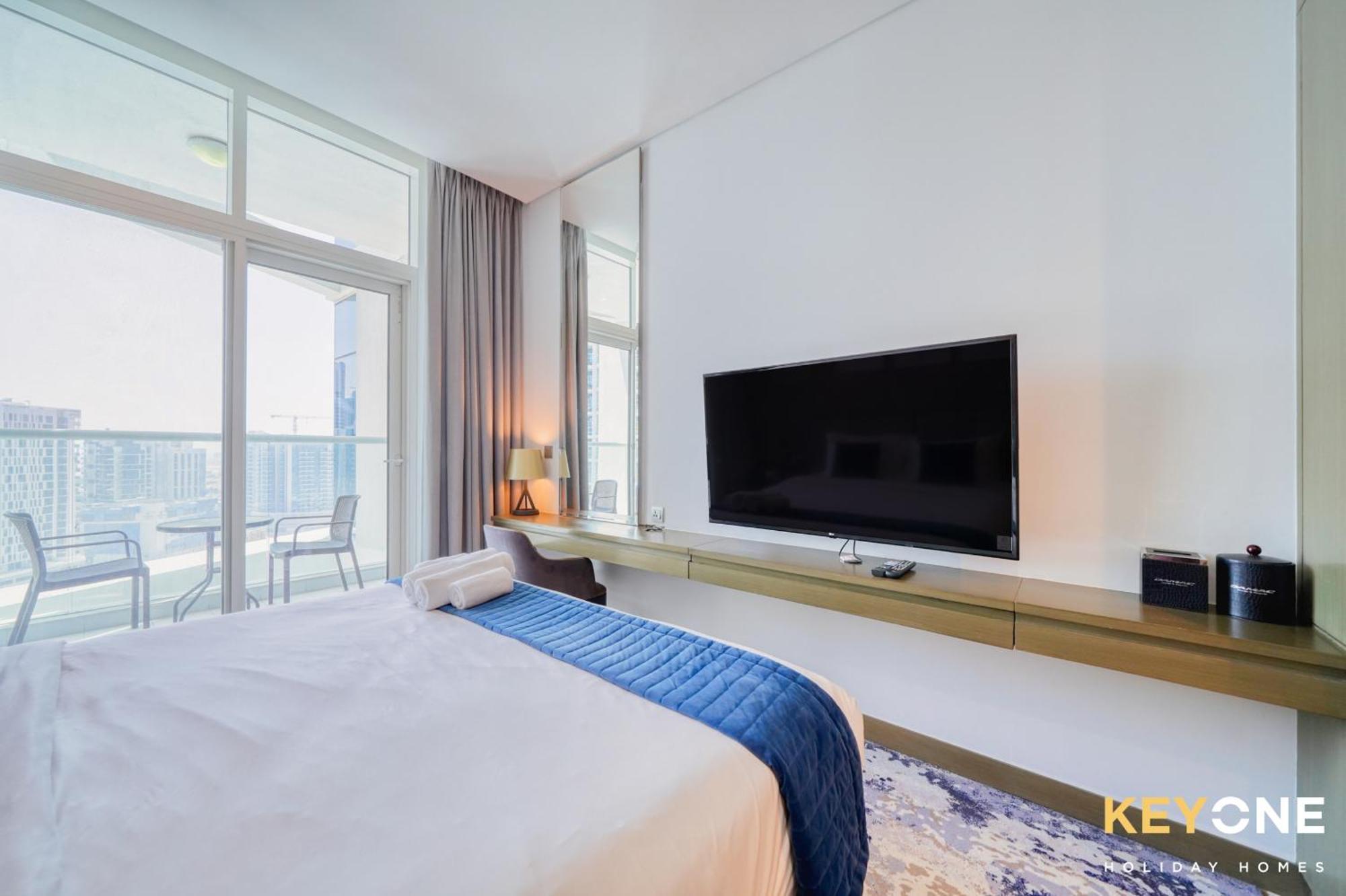 Sleek Studio In Prive With Stunning Canal View Дубай Екстериор снимка