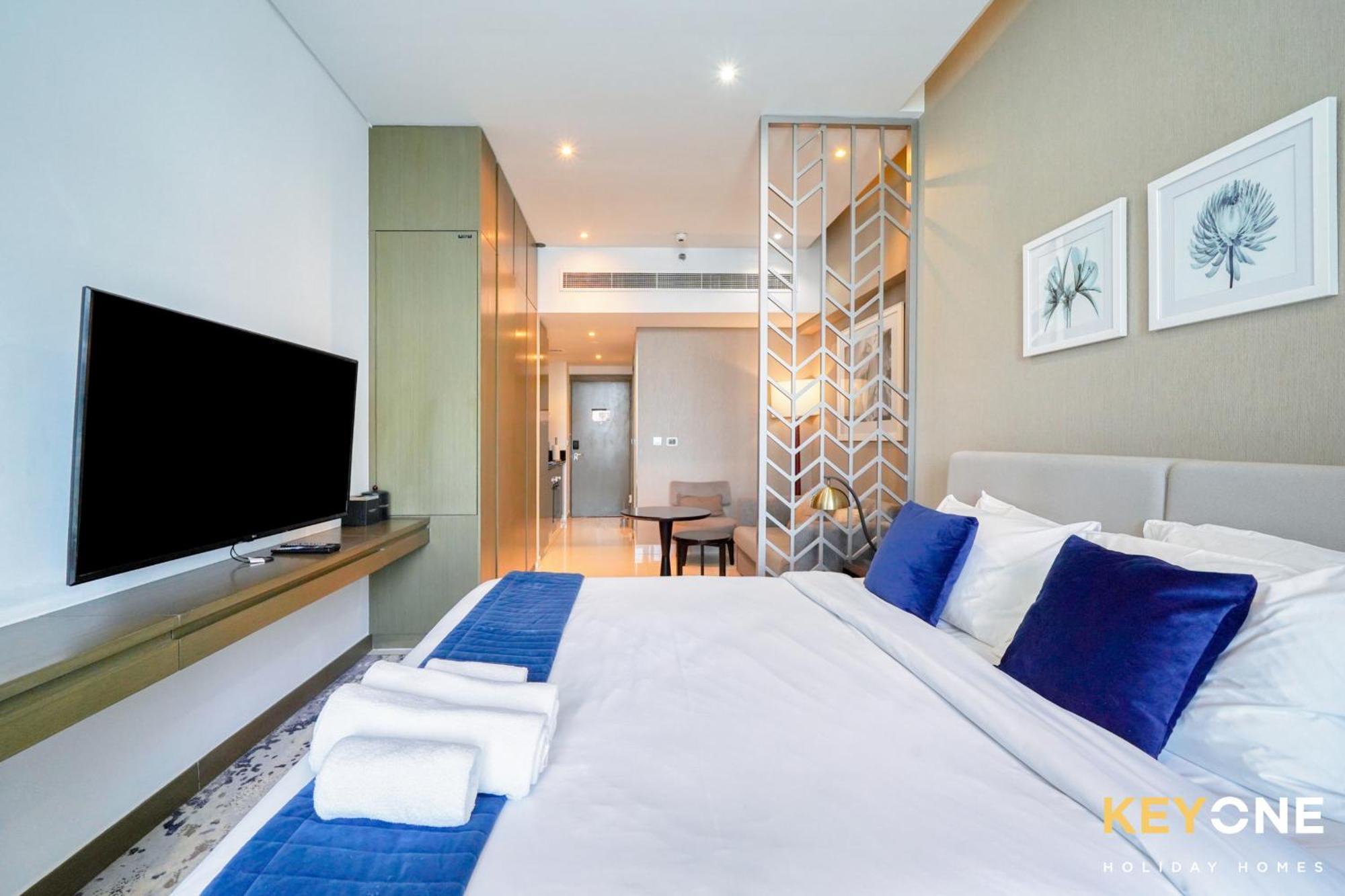 Sleek Studio In Prive With Stunning Canal View Дубай Екстериор снимка
