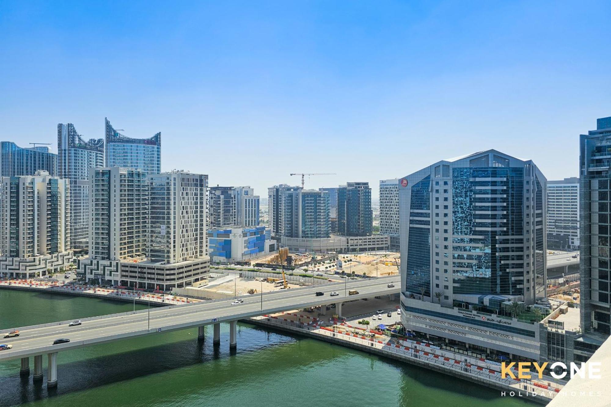 Sleek Studio In Prive With Stunning Canal View Дубай Екстериор снимка