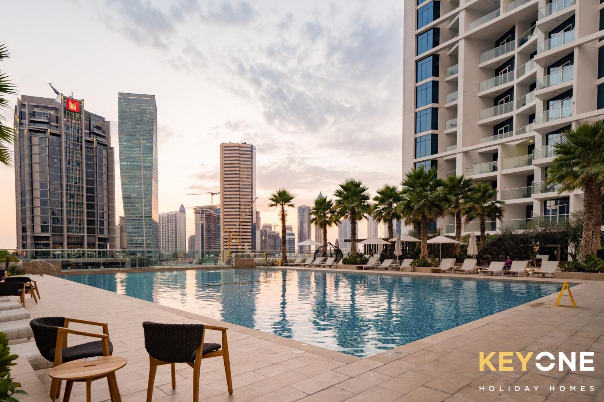 Sleek Studio In Prive With Stunning Canal View Дубай Екстериор снимка